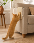 Gato rascando el tapete de sisal chico (20 × 40 cm) doblado sobre el brazo del sillón